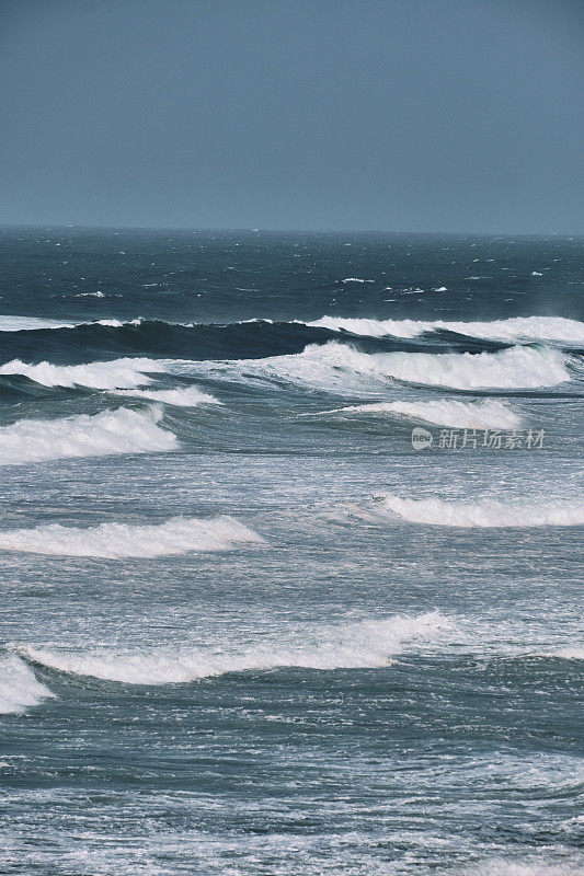 9月下旬阳光明媚的一天，康沃尔郡的纽基湾(Newquay Bay)上波涛汹涌。